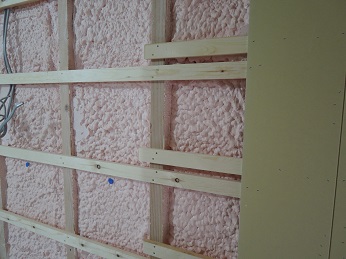 Ｎ邸　ウレタン吹き付け断熱の上、壁面材：プラスターボードを取り付け　施工実績例