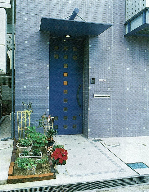 オリジナルドアと庇で ファサードのアクセント：注文住宅の設計｜大阪