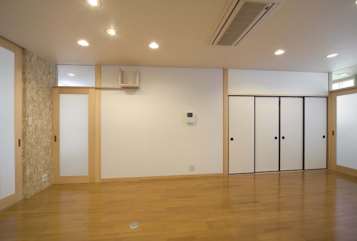 床暖房を設置したリビング・ダイニングを各室につながる建物のコアに設け、生活動線をシンプルに