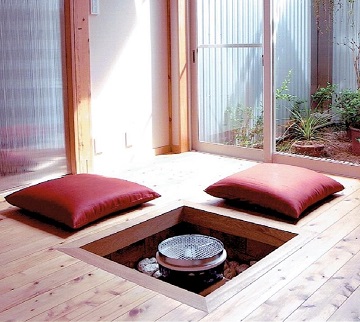 中庭に面する囲炉裏のある部屋：設計事例：注文住宅の設計｜大阪