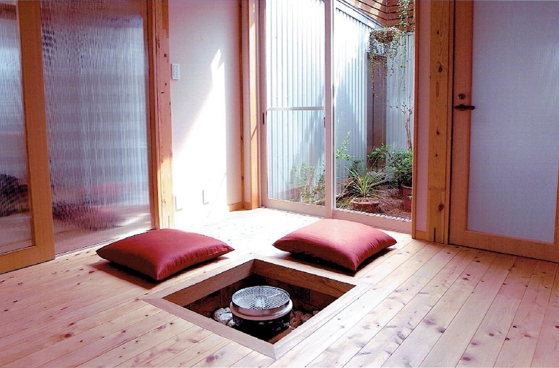 中庭のある自然素材住宅：天井の高いリビング｜大阪の設計事務所・建築家：注文住宅の設計