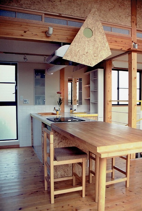 キッチン～食殿の天井が高い一体空間｜大阪の設計事務所・建築家が創る注文住宅設計