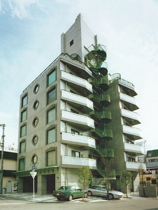 アプローチ（バリアフリー対策としてスロープで設計を施す）｜注文住宅設計：大阪の建築家・設計事務所