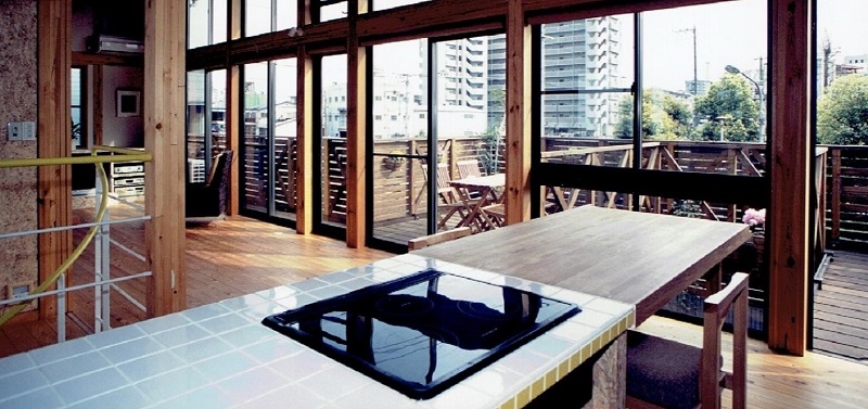 欄間を透明ガラスを設置して、各部屋の天井をつなげ、空間の広がりをもたせる
