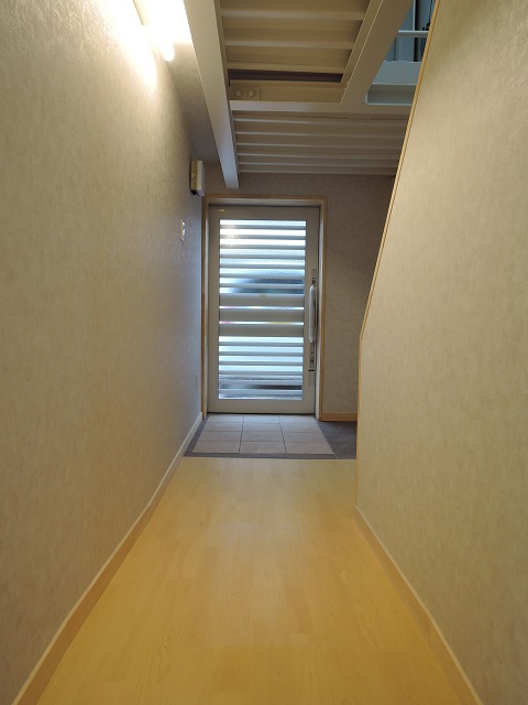 玄関～室内ホールへの段差を無くしスロープを施すバリアフリー対策の設計：注文住宅の設計｜大阪の建築家・設計事務所