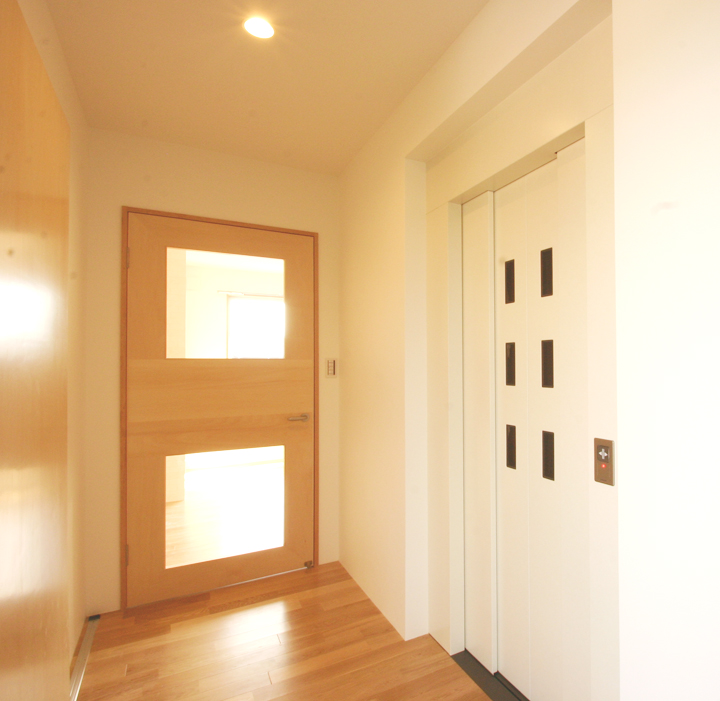 ホームエレベーターを取り入れたバリアフリー住宅：注文住宅の設計｜大阪の建築家・設計事務所
