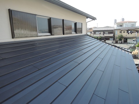 リフォーム後：１階北面屋根：重厚な雰囲気を表現：注文住宅の設計｜大阪の建築家・設計事務所