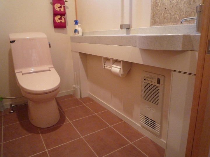 高齢者住宅・バリアフリーの家のトイレの暖房機：注文住宅の設計｜大阪の建築家・設計事務所