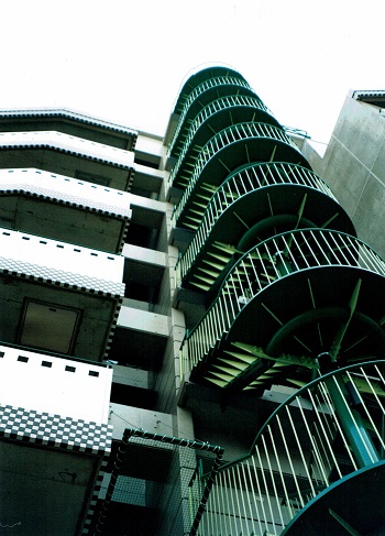 バルコニーの金属板と外部階段：デザイナーズマンションの設計