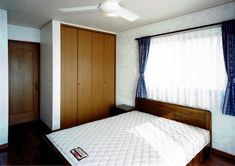 別荘の中でのベッドルーム：注文住宅の設計｜大阪