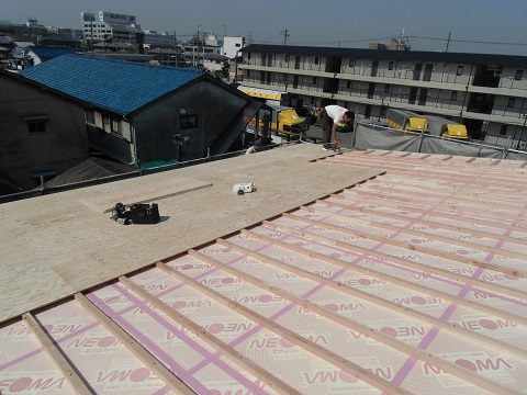 外張り断熱：屋根の施工｜大阪の設計事務所・建築家：注文住宅の設計