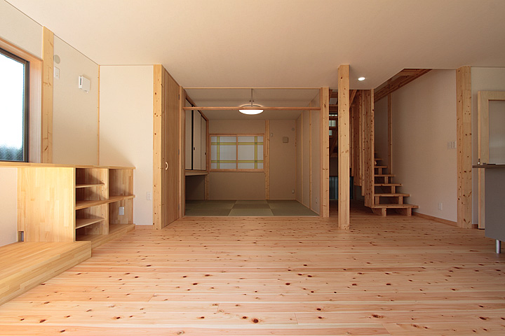 床にヒノキの自然素材を使った住宅：主婦の使いやすい広々としたキッチン｜大阪の設計事務所・建築家が創る注文住宅設計
