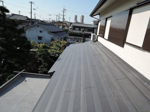 リフォーム後：新設の金属鋼板の段葺きを完了する：注文住宅の設計｜大阪の建築家・設計事務所