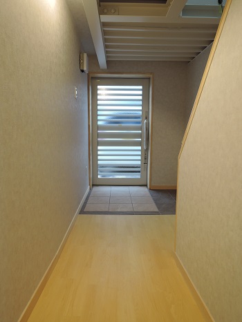 室内より、車いすに乗った状態で屋外に出れますバリアフリーの環境：注文住宅の設計｜大阪の建築家・設計事務所