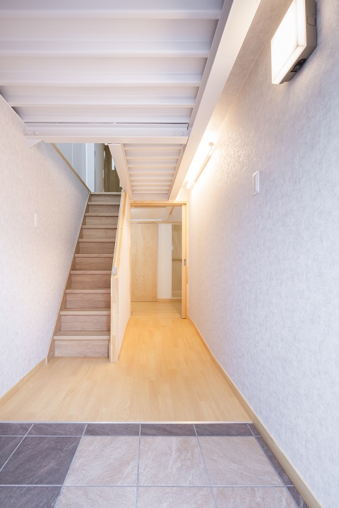 玄関から玄関ホールに向かってのバリアフリー対策のスロープ：住宅設計｜注文住宅の設計：大阪の建築家・設計事務所