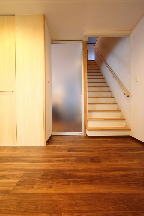 ２階に上がる階段室を仕切る透過性の建具｜大阪の設計事務所・建築家：注文住宅の設計