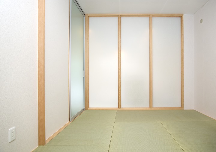 半透明のガラス越しに外部の光が入ります｜大阪の設計事務所・建築家：注文住宅設計