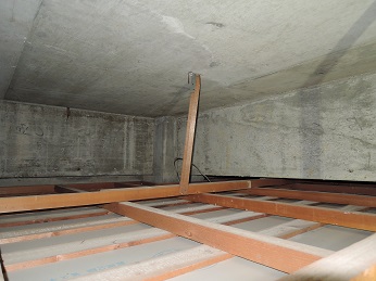 リフォームの設計・建築工事の前に天井に穴をあけ現状を確認 （鉄骨構造の場合） 天井に穴をあけ現状を確認 （コンクリート構造の場合）