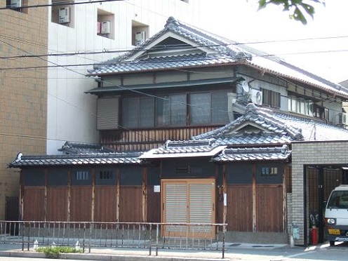 屋根を張り替え、外観の痛みを補修した外観：注文住宅の設計｜大阪の建築家・設計事務所