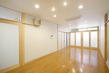 リビングを各室につながる建物のコアに設け、生活動線をシンプルに｜注文住宅設計：大阪の建築家・設計事務所