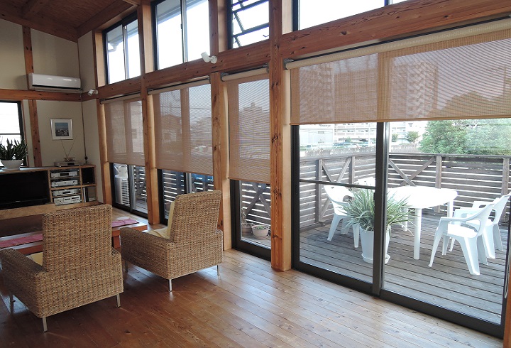 自然素材・無垢材のヒノキ材の上、自然塗料を塗った床｜大阪の設計事務所・建築家：注文住宅の設計