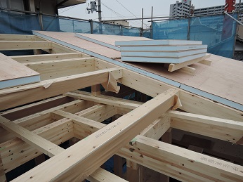 屋根の断熱材組み込み合板（合板＋断熱材＋合板）を張る