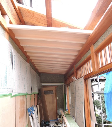 内部縁側の新設天井材の張り付け