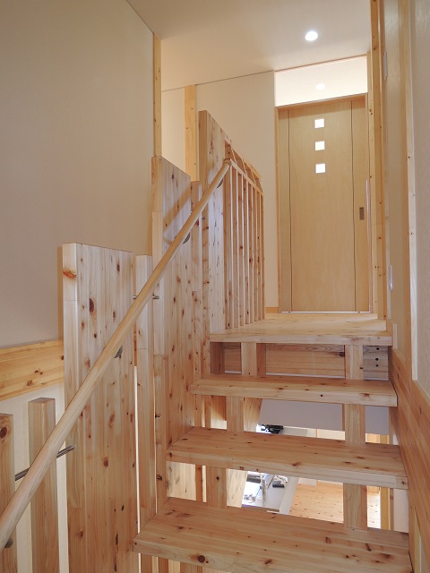 肌に優しい木の質感を活かした 木製オリジナル階段：注文住宅の設計｜大阪