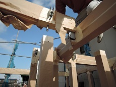 耐震住宅：柱～梁の軸組の建て方工事中