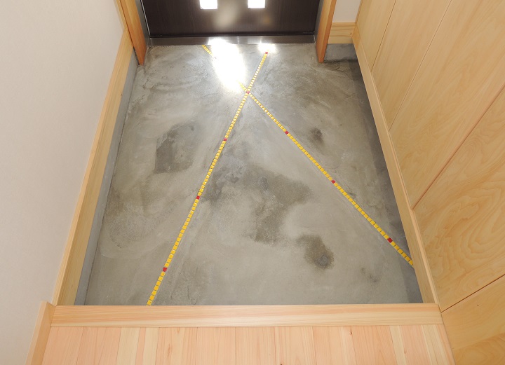 外張り断熱工法・太陽光発電の家｜玄関の床：モルタル押さえモザイクタイル張り