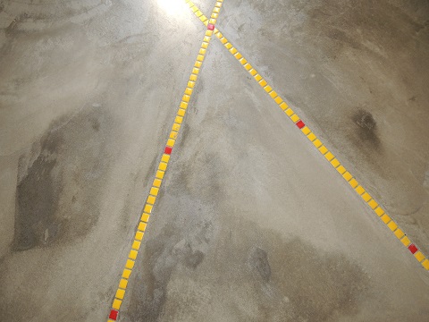 地震に強い家（制震住宅＋耐震住宅）｜モザイクタイルライン張り：黄色タイルの中に、ポイントで赤タイルを入れる