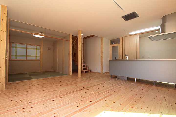 床にヒノキの自然素材を使った住宅：広々としたリビング～キッチン｜大阪の設計事務所・建築家が創る注文住宅設計