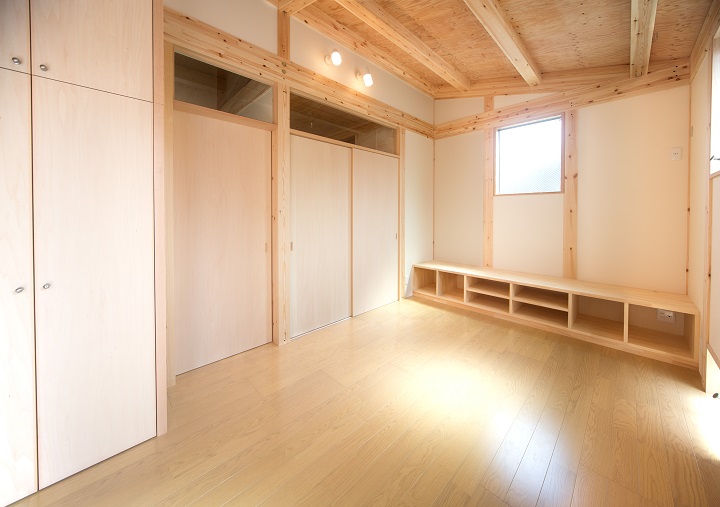 リビングより、寝室・子供室の入口戸を見る：狭小住宅｜大阪の設計事務所・建築家が創る注文住宅設計