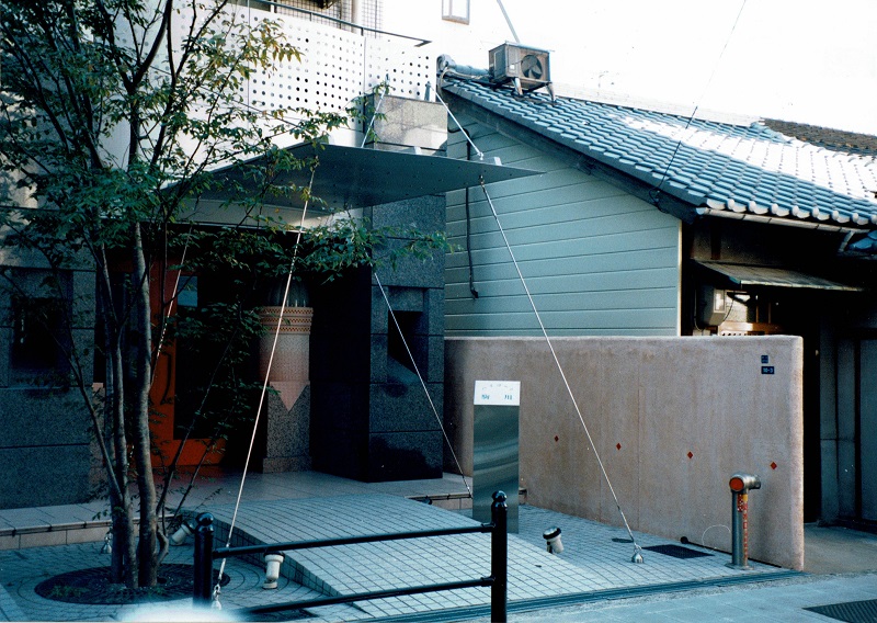 アプローチはバリアフリー対策を施したR型｜大阪の設計事務所・建築家：注文住宅の設計