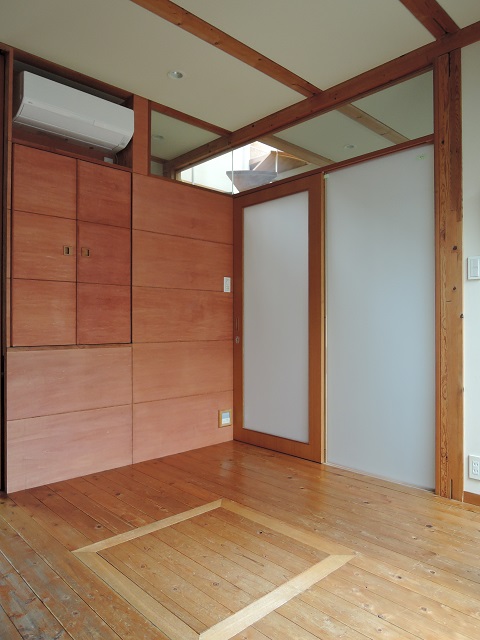 欄間を透明ガラス：天井をつなげ、空間の広がりをもたせる｜大阪の設計事務所・建築家が創る注文住宅設計