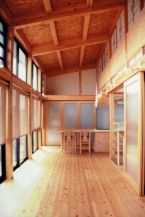 床に、ヒノキ材を張った上、自然塗料を塗った中庭のある自然素材住宅｜大阪の設計事務所・建築家：注文住宅の設計