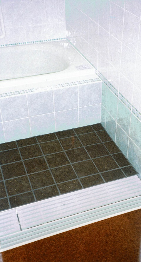 高齢者の優しい浴室の住宅設計：バリアフリー対策｜大阪の建築家・設計事務所：注文住宅の設計