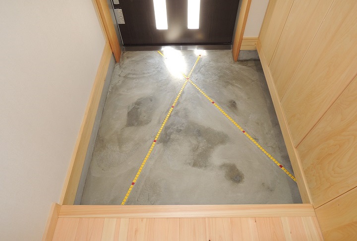 玄関の床：モザイクタイルライン張り｜大阪の設計事務所・建築家：注文住宅設計