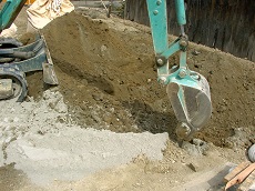 表層改良：セメント系の土質固化材を混合