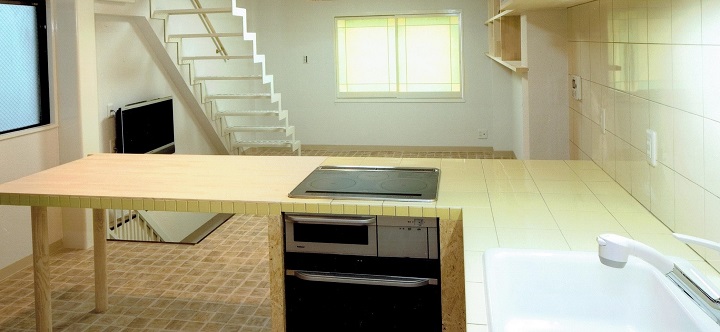 Ｌ型キッチンカウンターに届く柔らかい採光：建築家の住宅設計