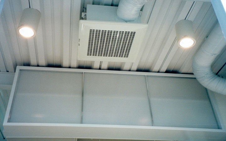 天井のデッキプレートに換気扇・照明器具を設置
