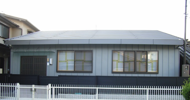 防火性・耐震性・メンテナンスを考えた金属鋼板張りの外観｜大阪の設計事務所・建築家：注文住宅の設計