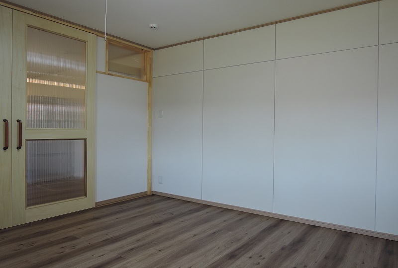 壁面：調湿ボード（室内の湿気を吸収・放出します）を設置：注文住宅の設計｜大阪の建築家・設計事務所