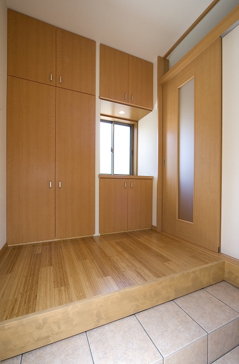 玄関ホールは、造り付け家具で豊富な収納を確保：注文住宅の設計｜大阪の建築家・設計事務所