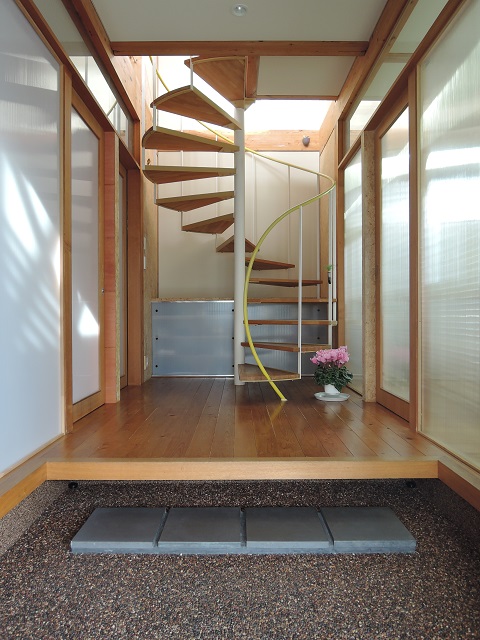 玄関ホール：2階の光がらせん階段を通して降りそそぐ｜大阪の設計事務所・建築家が創る注文住宅設計