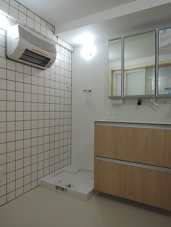 ヒートショック対策として壁面に暖房機を設置：注文住宅の設計｜大阪の建築家・設計事務所