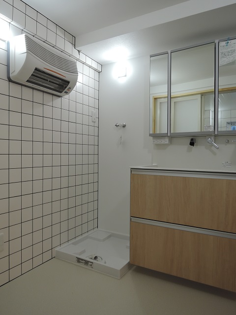 バリアフリー対策を施した洗面脱衣室：注文住宅の設計｜大阪の建築家・設計事務所