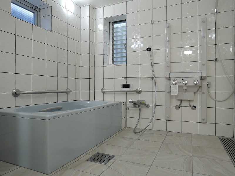 バリアフリー対策を施したリラックスできる浴室：注文住宅の設計｜大阪の建築家・設計事務所