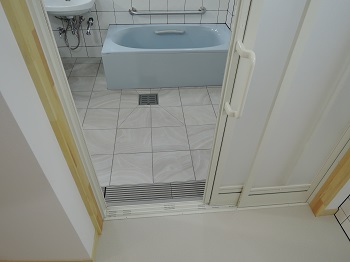 バリアフリーの浴室：注文住宅の設計｜大阪の建築家・設計事務所