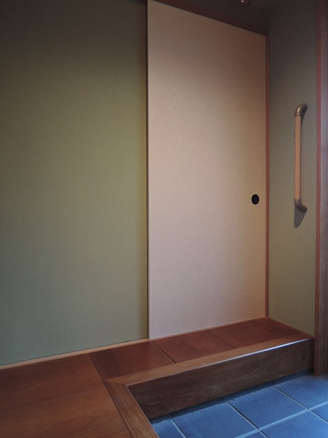 バリアフリーに配慮した玄関の上がり降りに使う手すり：注文住宅の設計｜大阪の建築家・設計事務所
